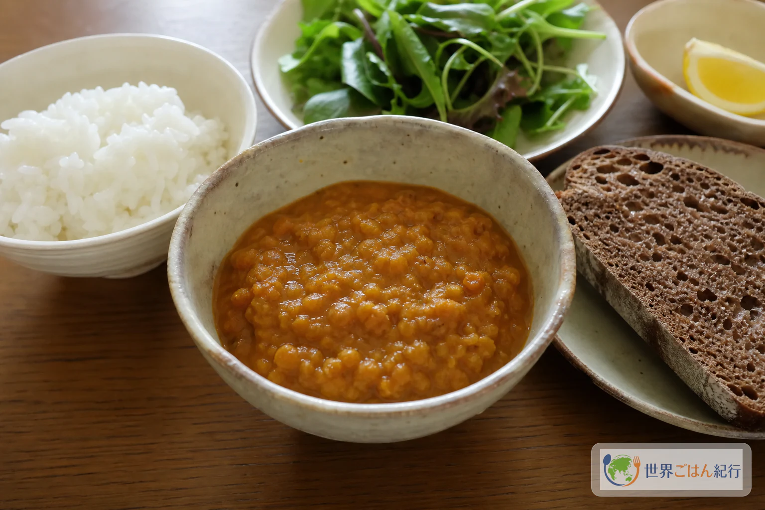 ミスルワットを白ごはんとライ麦パンに添えた日本の食卓