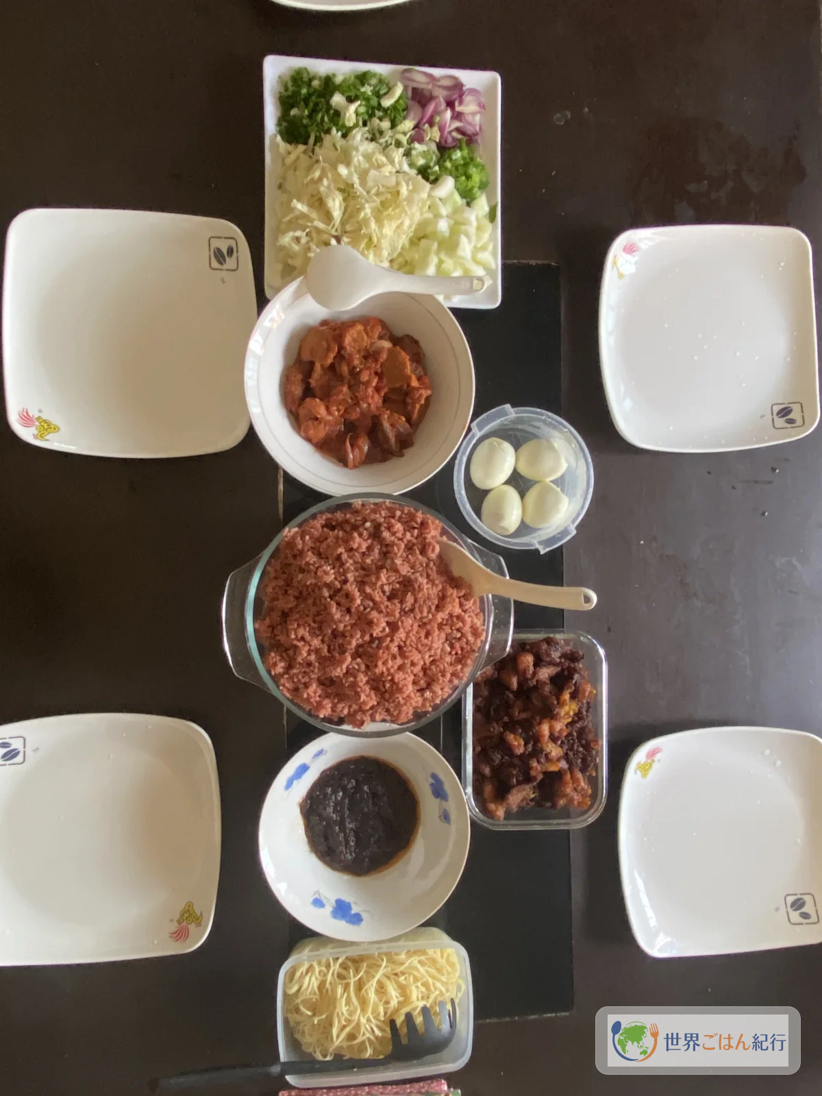 スパゲッティ、卵、ガリ、野菜を添えたワチェの食卓。家庭でも再現しやすい盛り付け