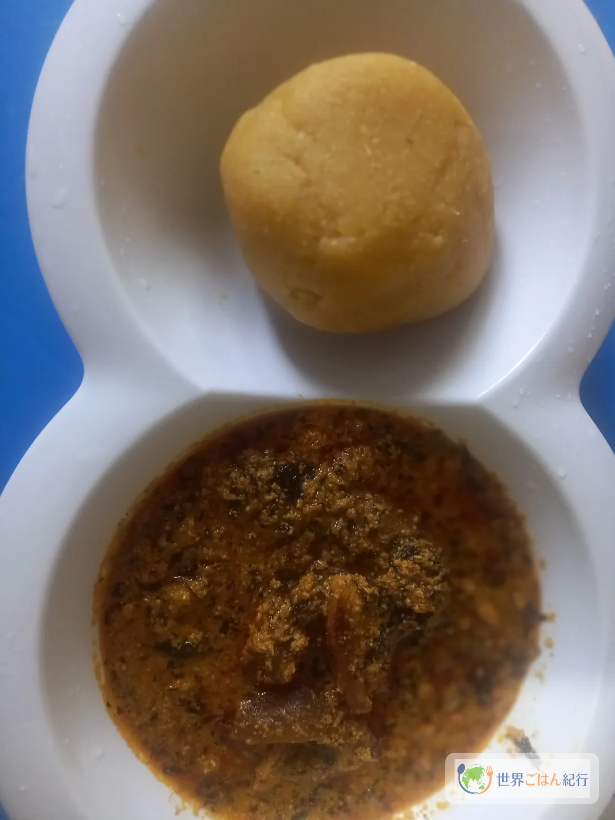 エグシスープとエバを一皿に盛ったナイジェリアの食卓