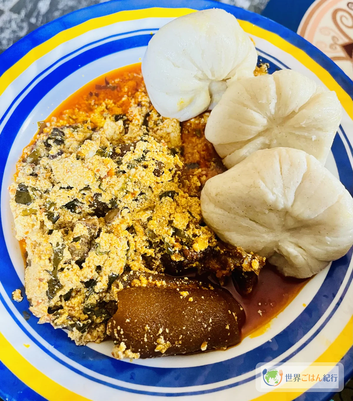 セモリナ系の主食とエグシスープを合わせた皿
