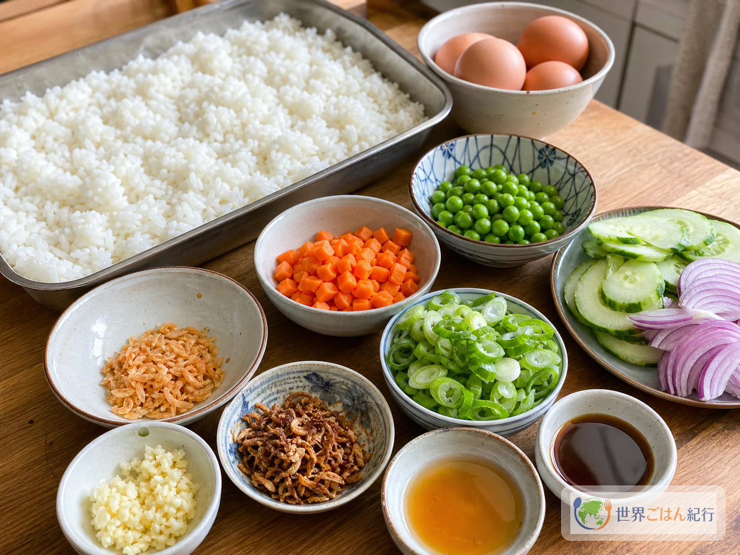 冷やご飯、卵、にんじん、豆、ねぎ、干しえび、合わせだれを並べたチャーハンの材料