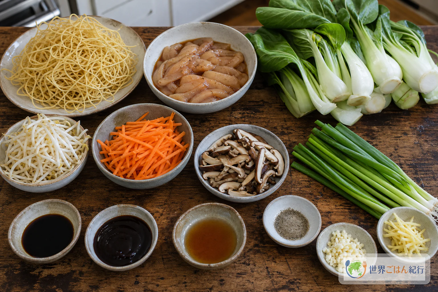 ローメンに使う中華麺、鶏むね肉、青梗菜、もやし、にんじん、椎茸、調味料を並べた材料写真