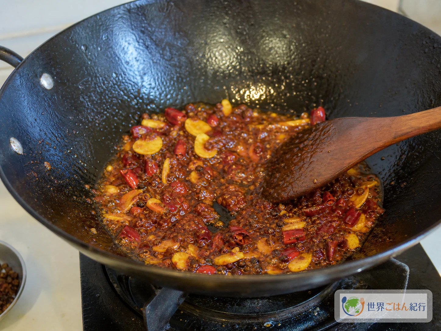手順3: 豆板醤を炒めて赤い油を作る