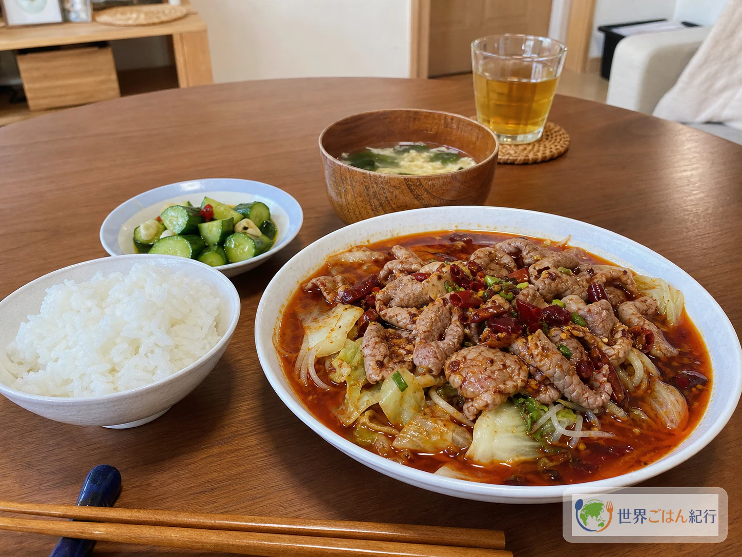 水煮牛肉をご飯、きゅうりの小鉢、スープと並べた食卓