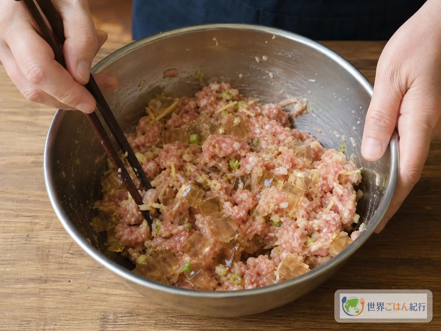 手順3: 肉だねを粘りが出るまで練る