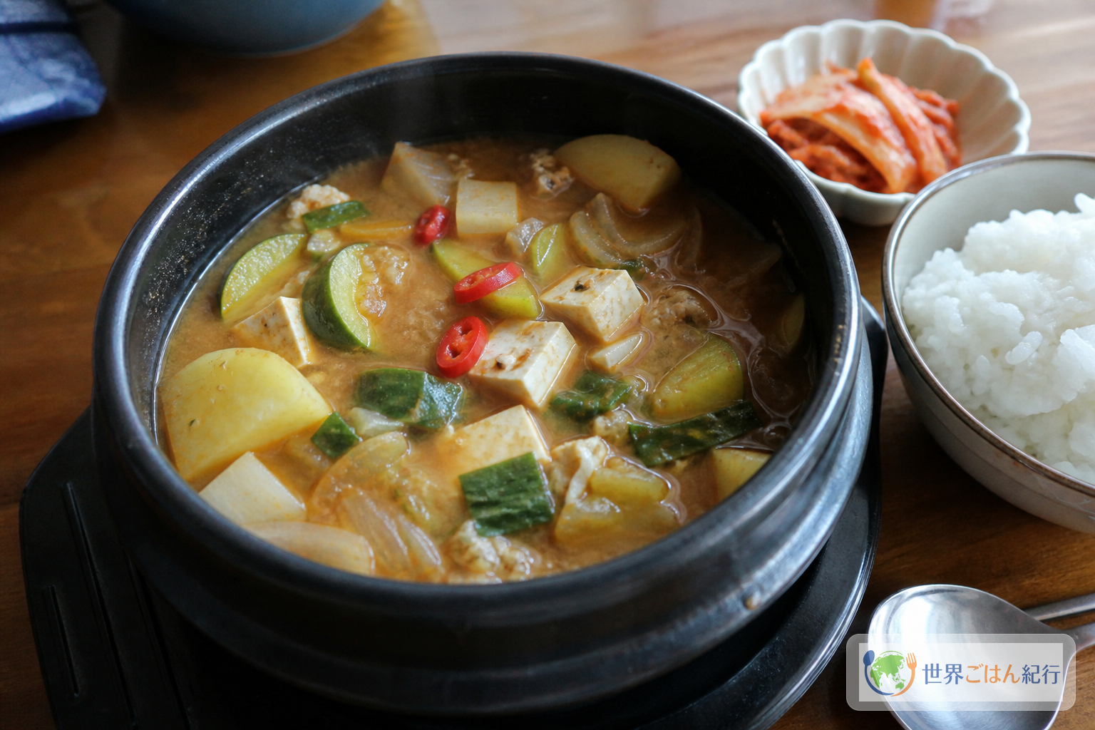 豆腐、ズッキーニ、じゃがいもを韓国味噌のだしで煮たテンジャンチゲ