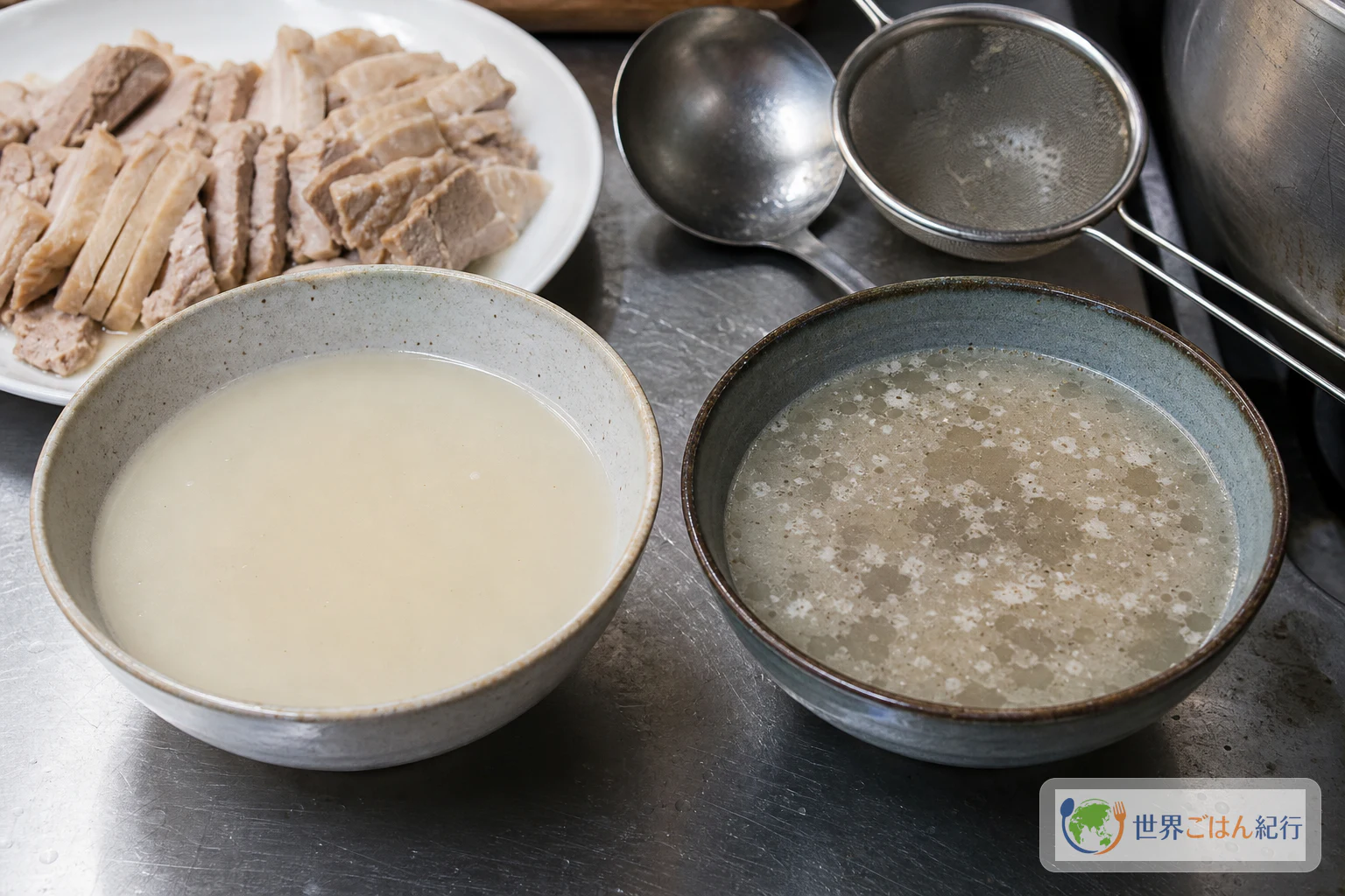 乳白色の豚骨スープと灰色に濁ったスープを並べ、ざると豚肉を置いたテジクッパの失敗比較