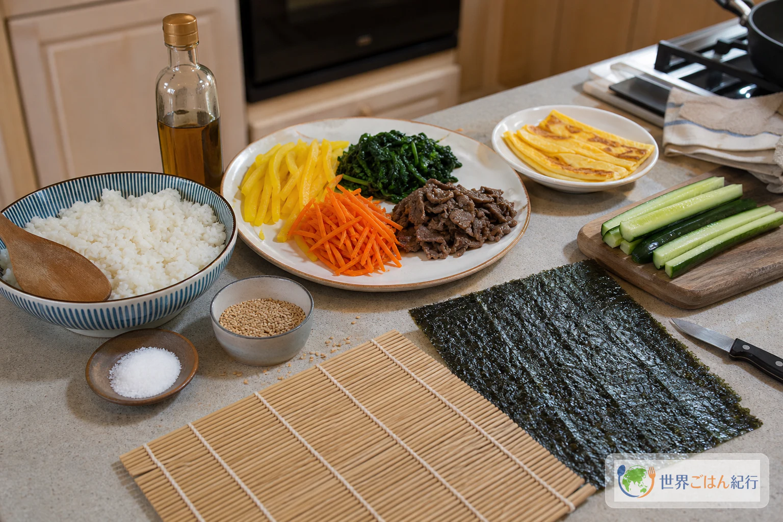 韓国海苔、ご飯、卵、にんじん、ほうれん草、たくあん、きゅうり、牛肉を並べたキンパの材料