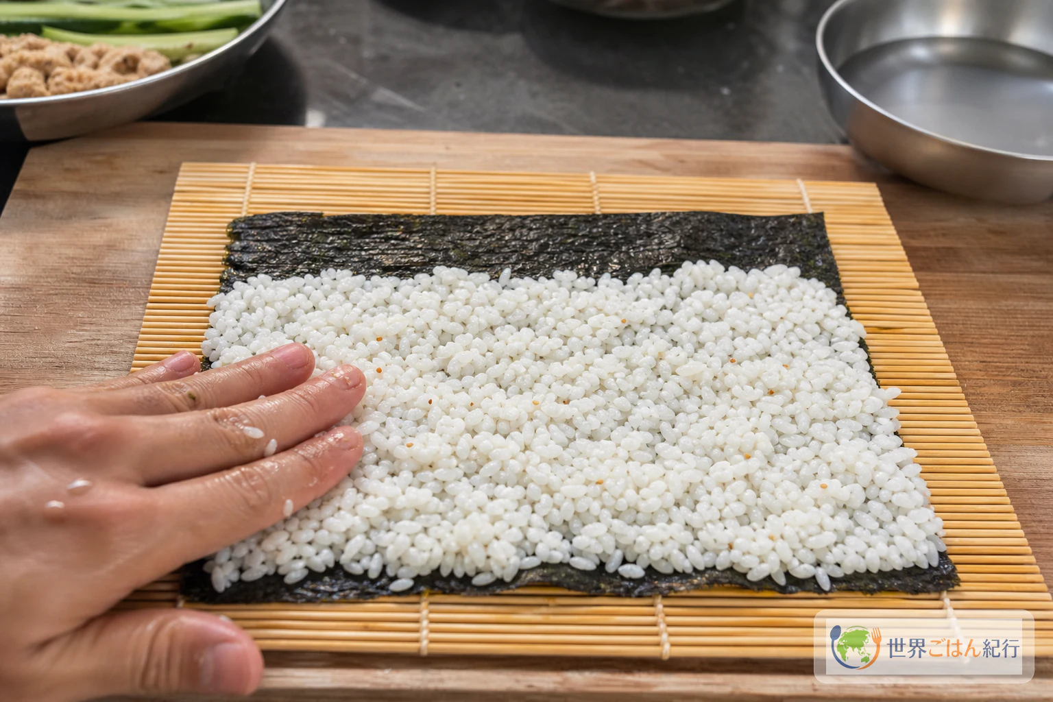 手順3: 海苔にご飯を広げる