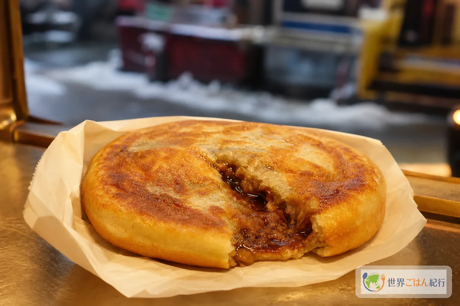 黒糖シナモンの蜜がとろりと流れる韓国のホットク。焼き色のついた丸い生地を紙袋にのせた屋台風の盛り付け