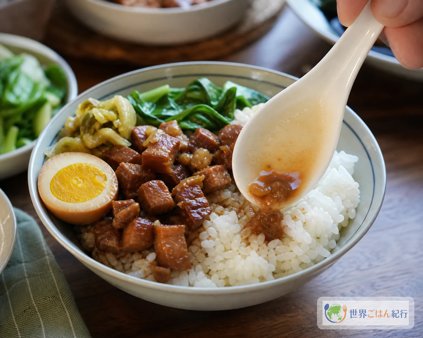 手順6: 白米へ盛り、煮汁と添えものを重ねる