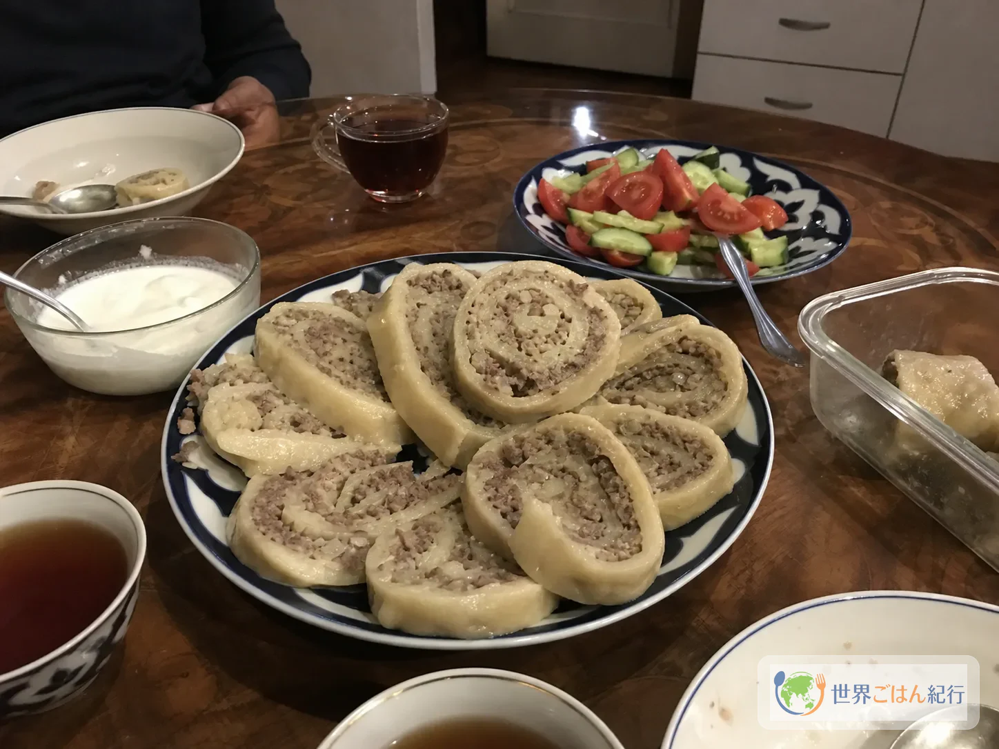 食卓に並べたオロモ、ヨーグルトソース、きゅうりとトマトのサラダ、熱いお茶
