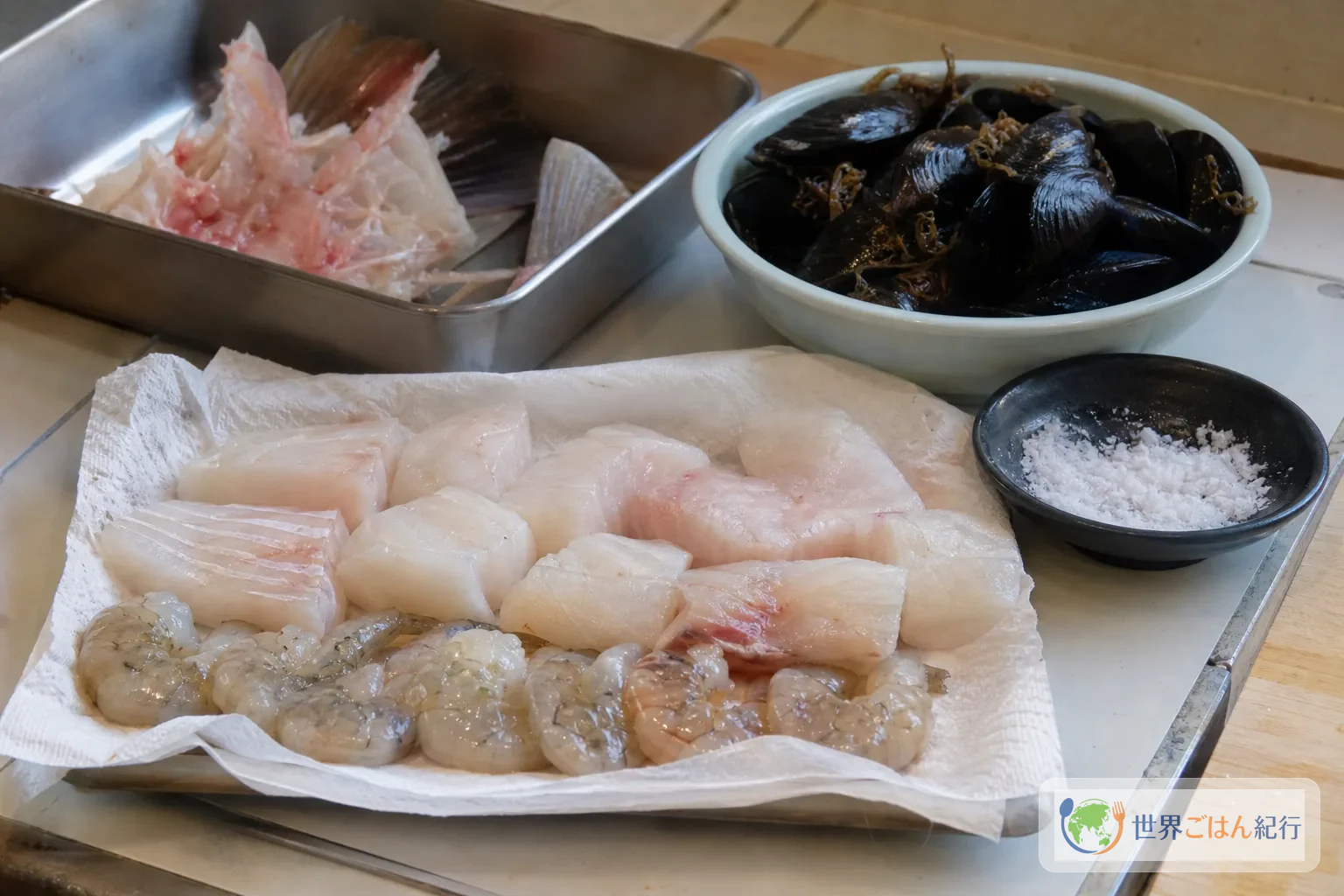 手順1: 魚介を分けて冷やす