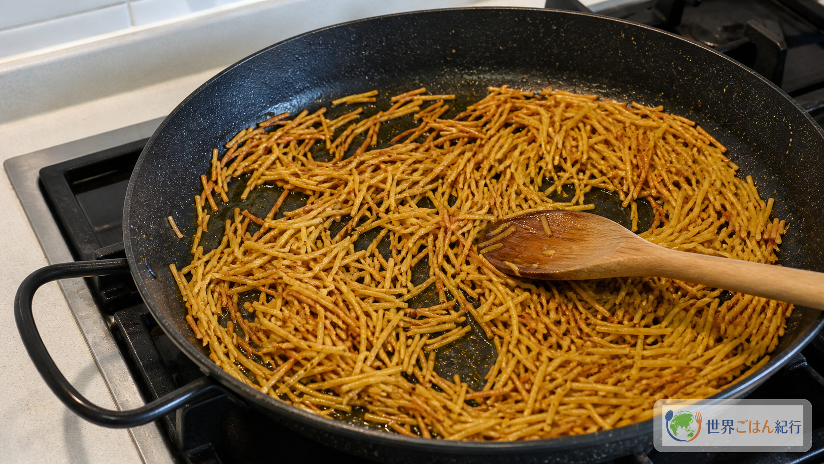 手順1: 麺を短く折って炒める（4分）