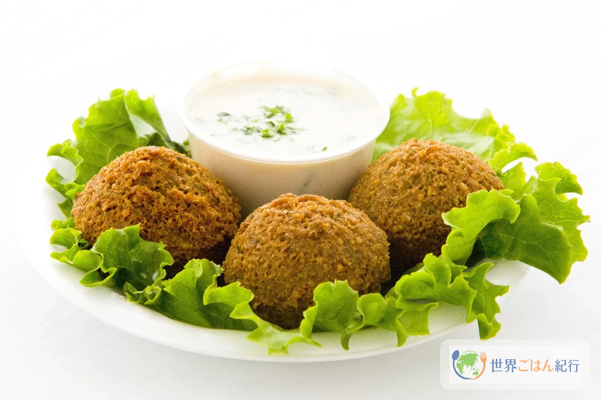 中東のメゼ（前菜盛り合わせ）が並ぶテーブル