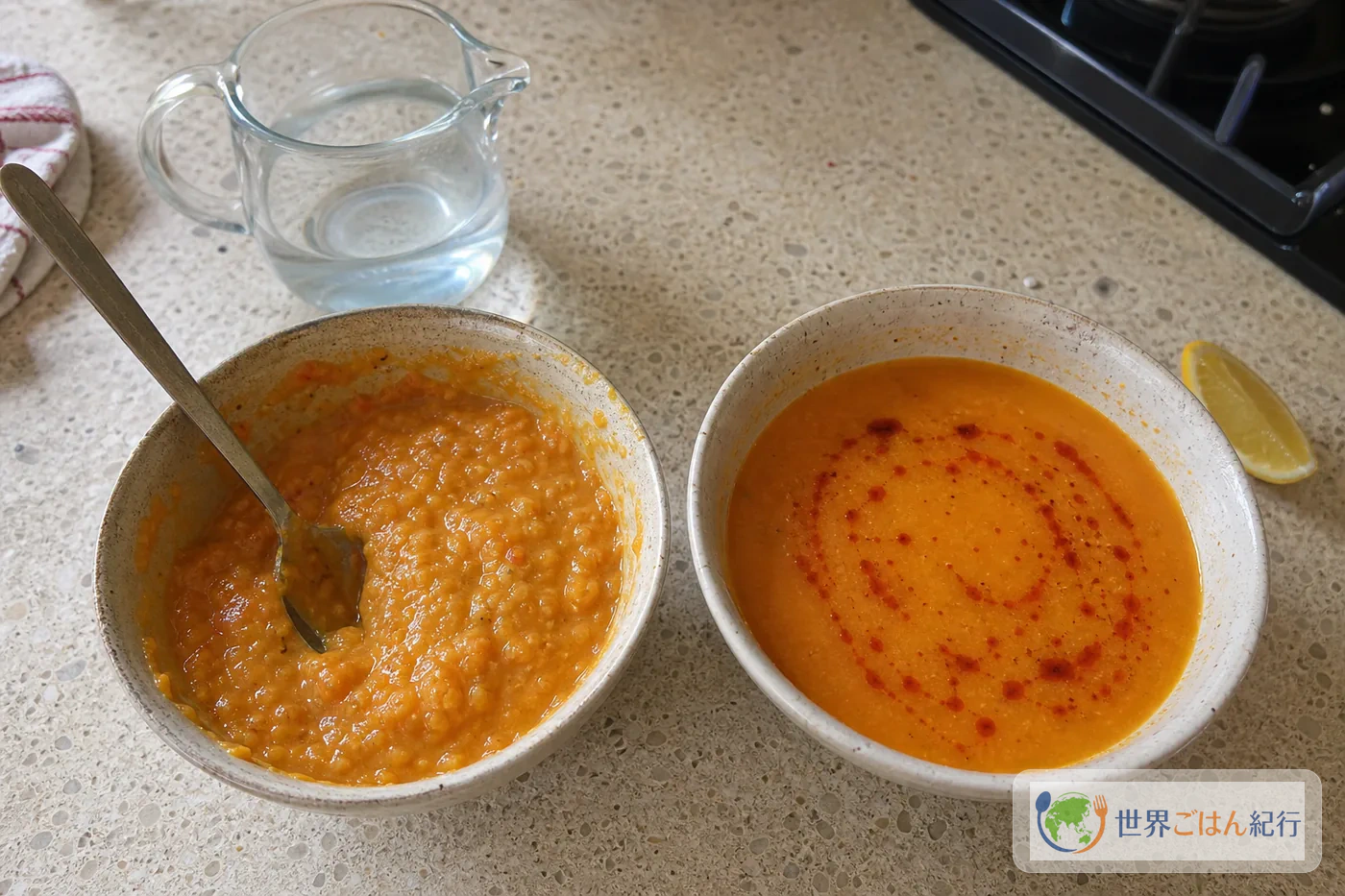 濃すぎる赤レンズ豆スープと、水分を足してなめらかに整えたスープを並べた比較