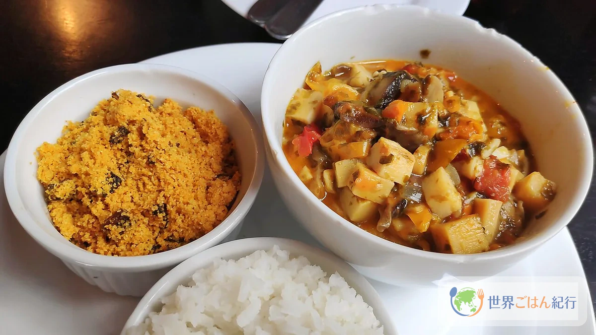 ムケッカ、ファロファ、白ごはんを並べたブラジル料理の食卓