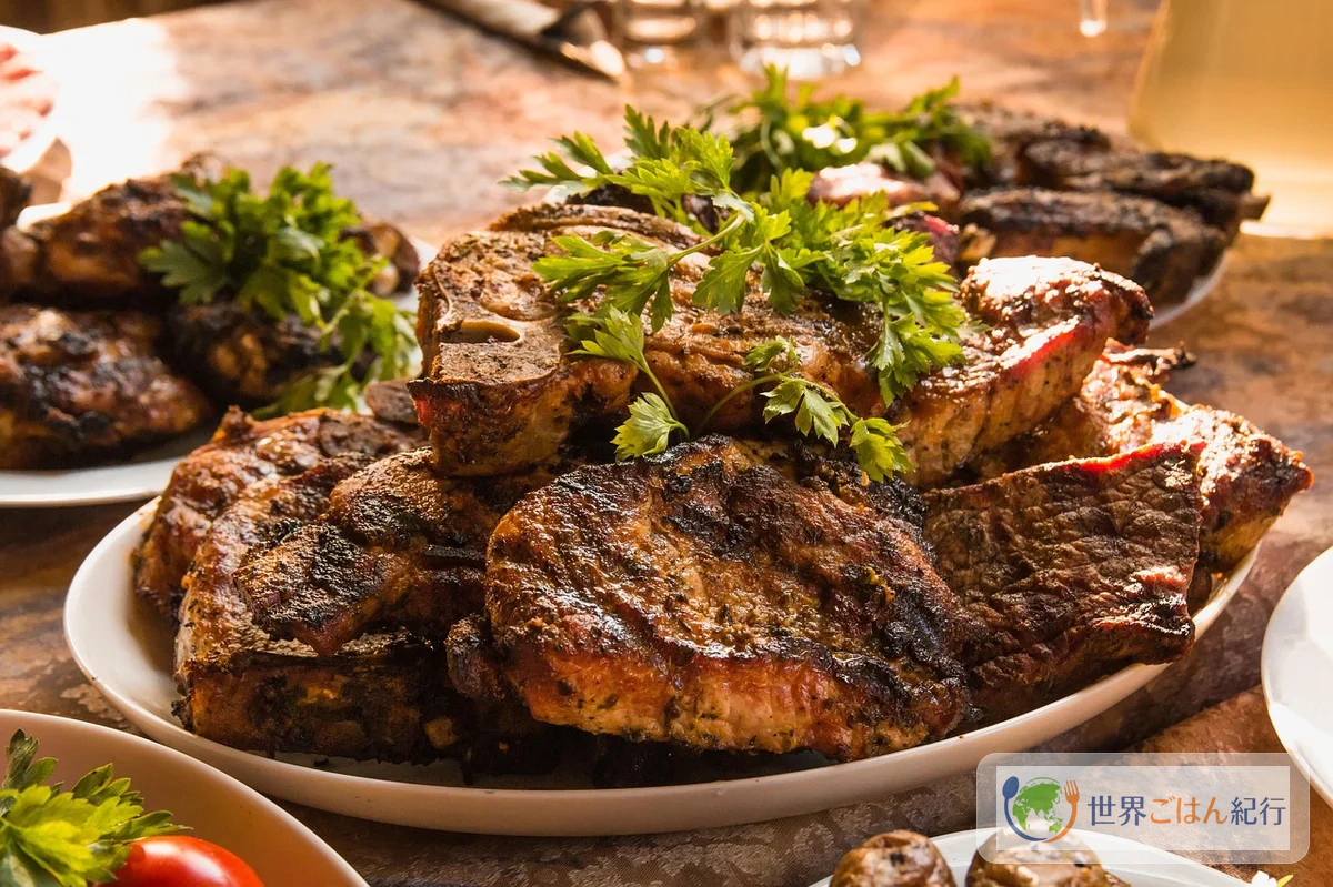 シュラスコとヴィナグレッチを並べたブラジル料理の食卓