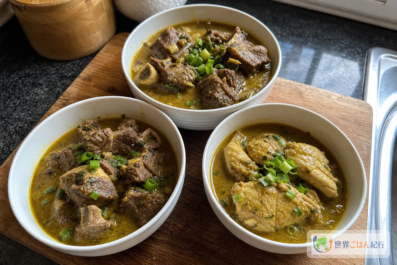 山羊肉版、ラム版、鶏肉版のカレーゴートを小さな器に分けた食べ比べ
