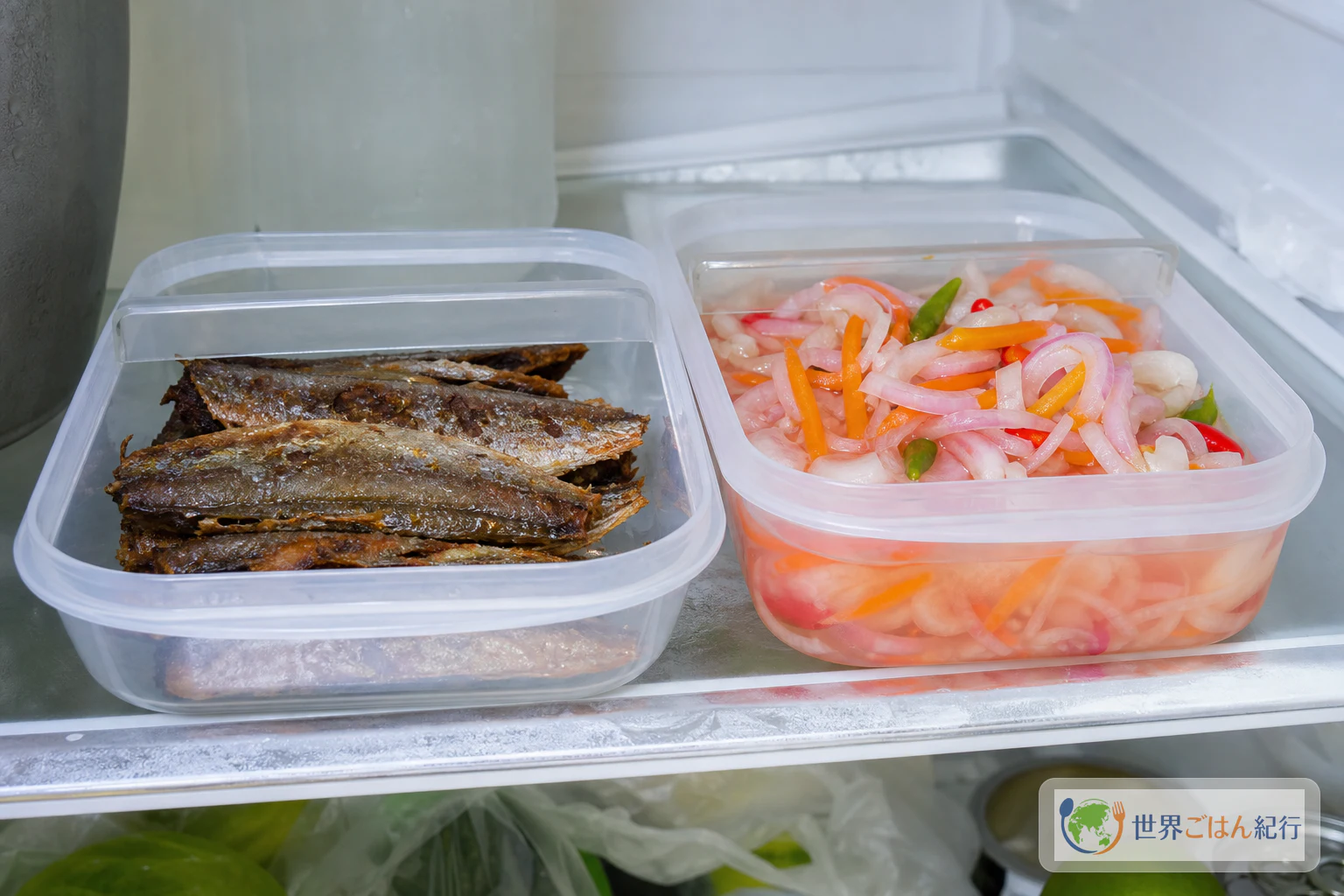 保存容器に入れたエスコビッチ・フィッシュ。魚と酢漬け野菜を分け、冷蔵庫へ入れる準備