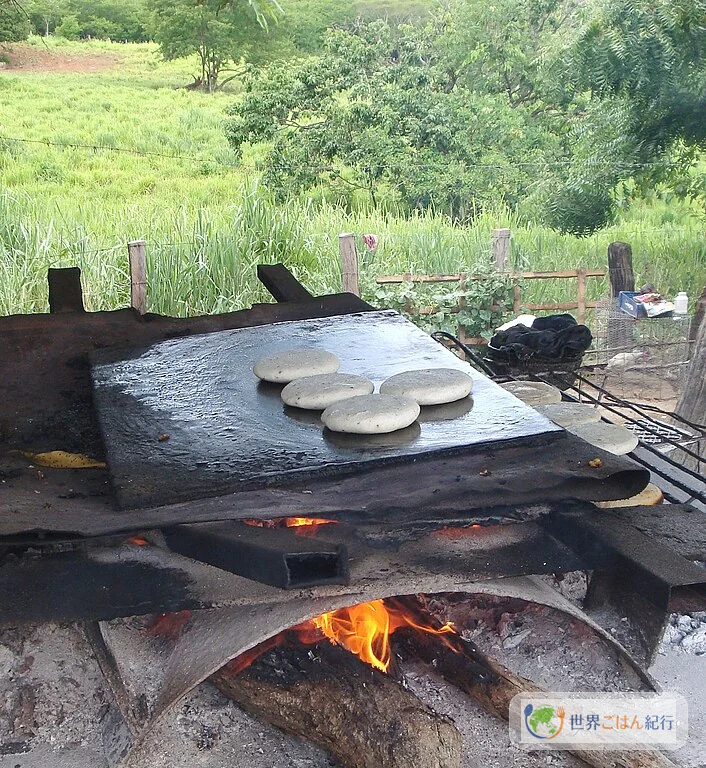 薪火で焼かれるベネズエラのアレパ
