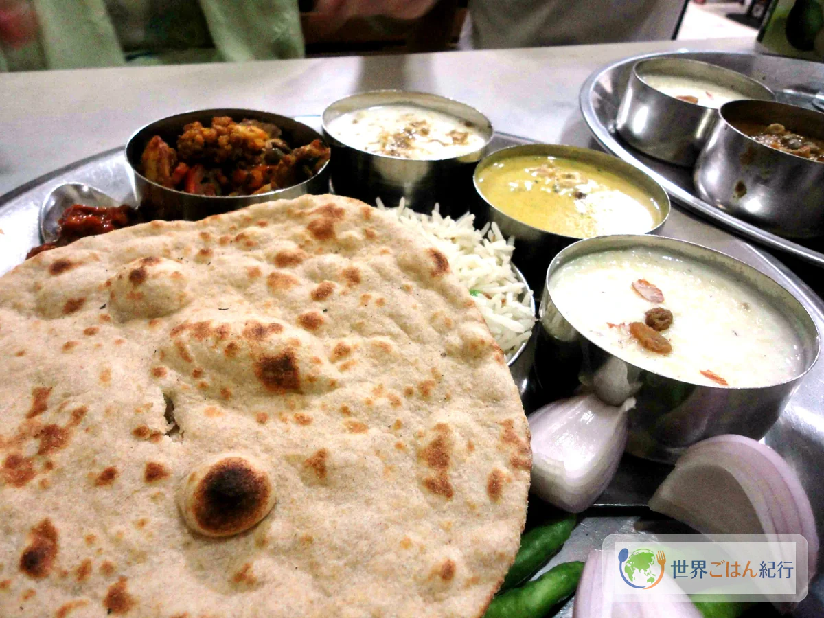 インド料理のターリーに添えたアロゴビ