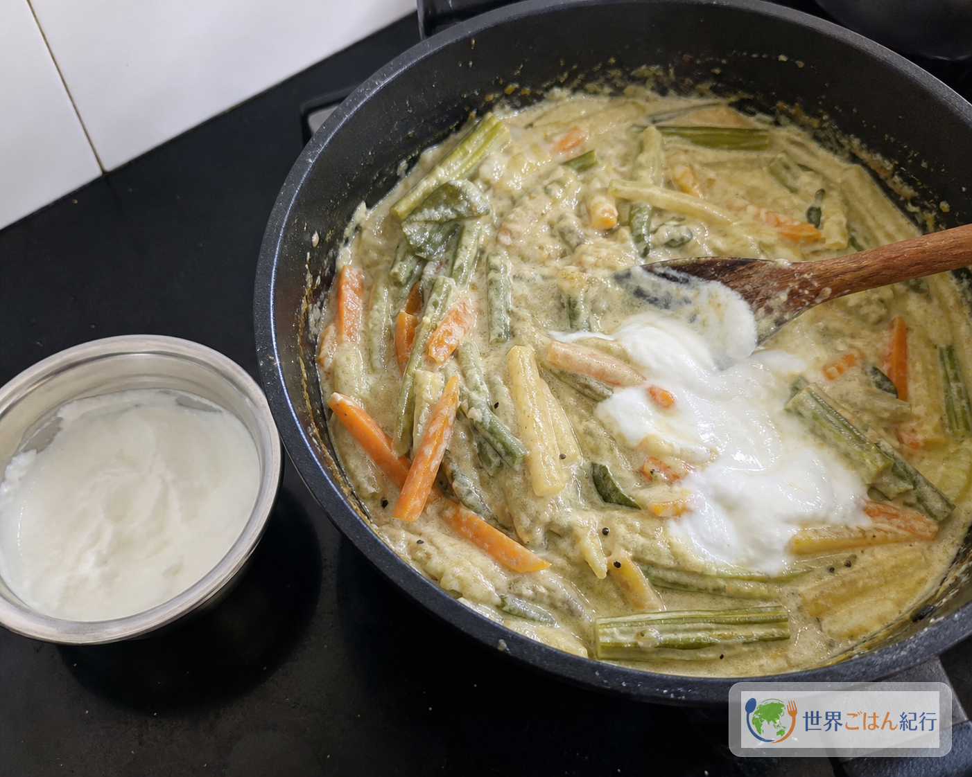 手順6: 火を止めてヨーグルトを混ぜる（3分）