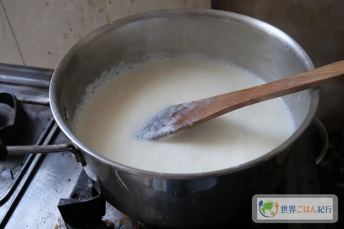 手順2: 牛乳を温め、サフランを戻す