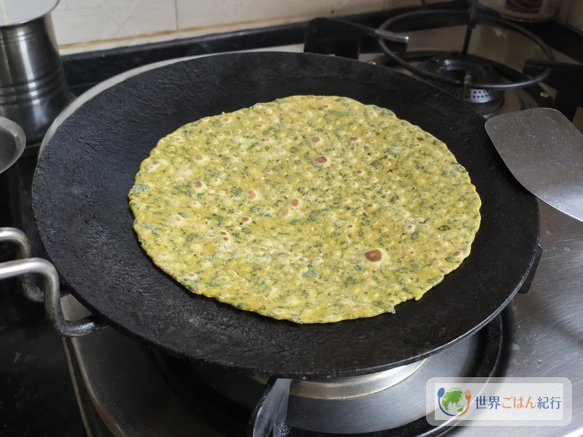 油を入れずに熱した鉄板でテープラの片面を乾焼きし、小さな泡と薄い焼き色が出ている工程