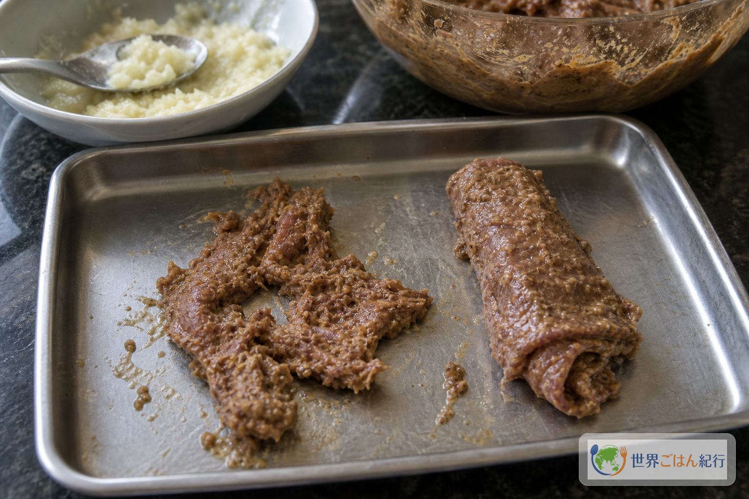 青パパイヤを入れすぎて崩れやすくなった肉と、形を保ったビハリケバブ用のマリネ肉を並べた様子