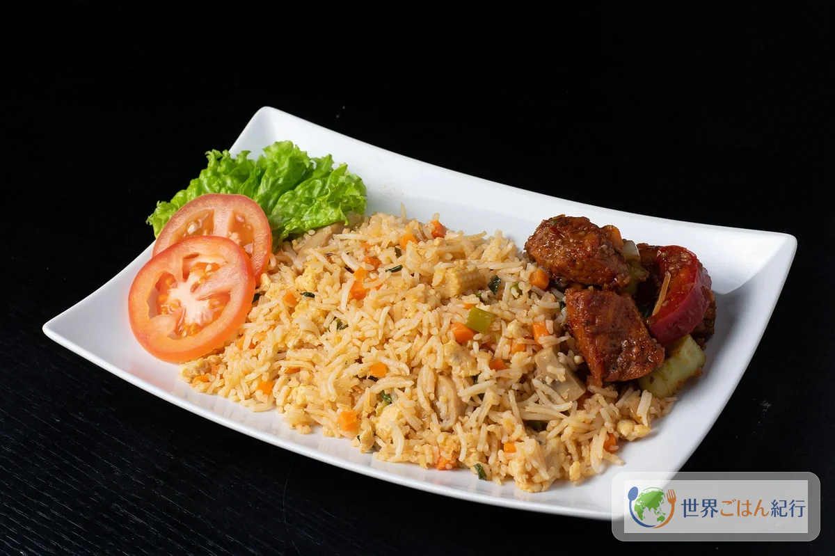 インドネシア料理と東南アジア料理を並べた食卓