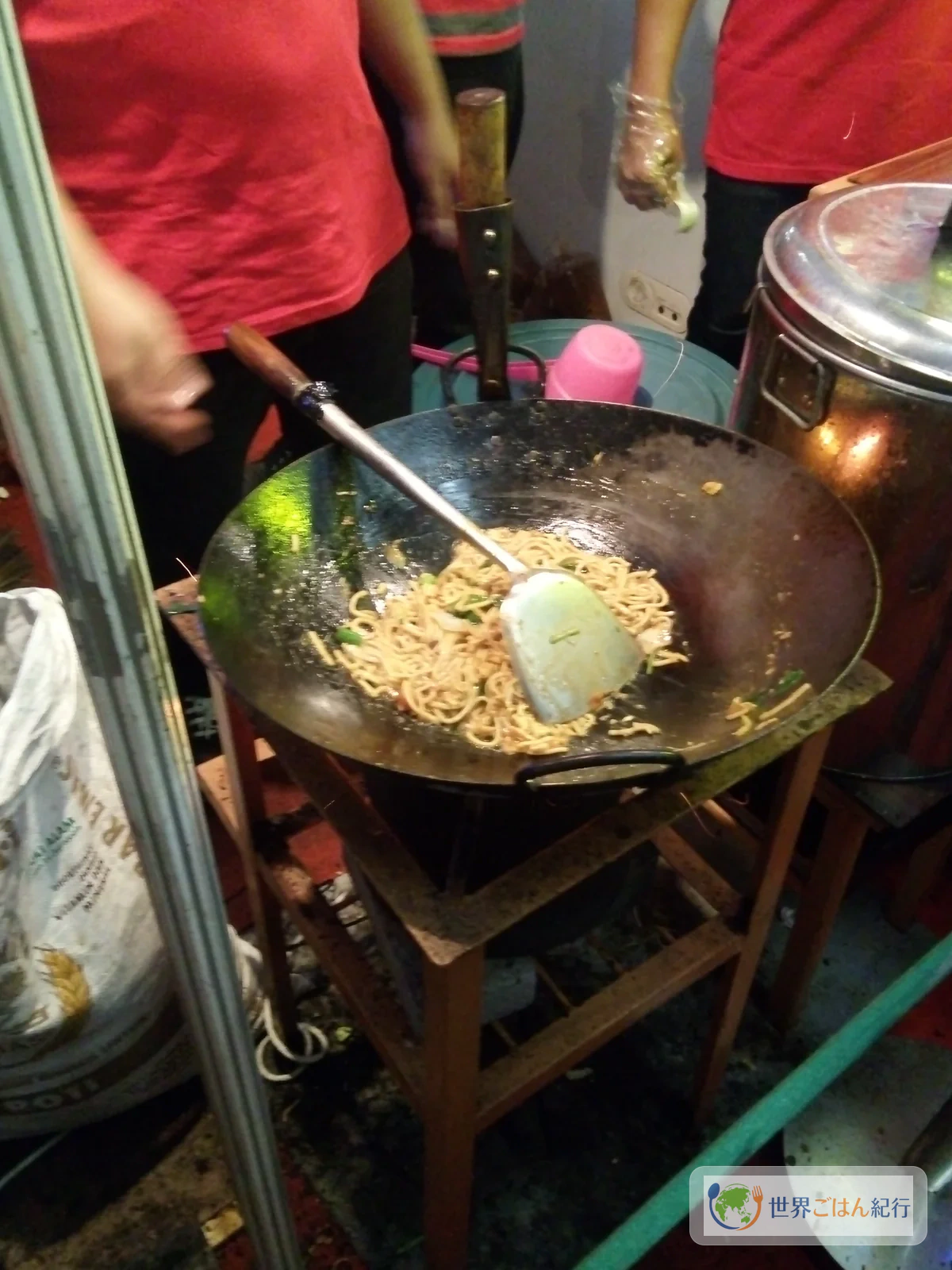 手順1: 麺をほぐし、調味料を先に絡める（4分）