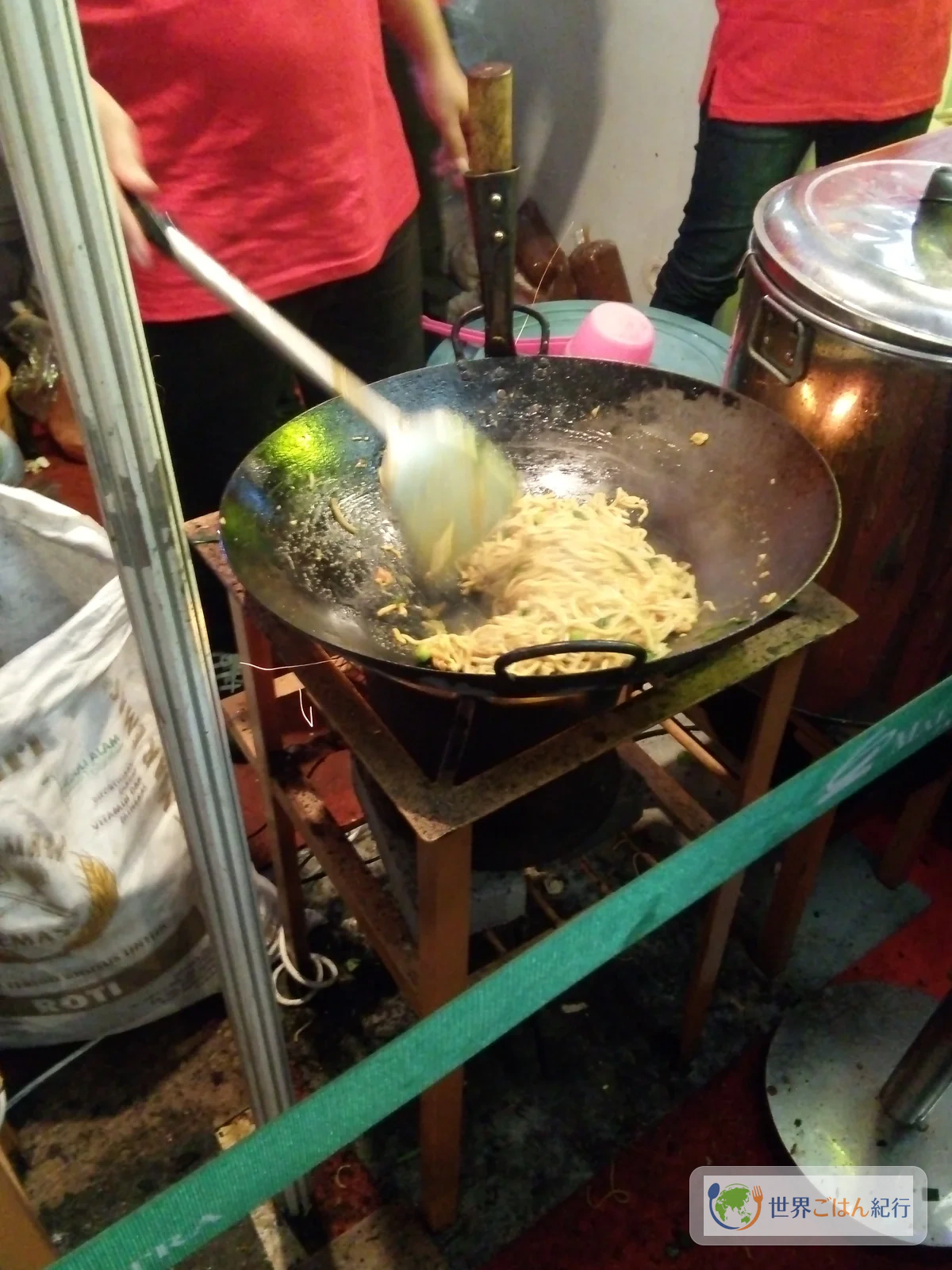 手順3: 香味野菜と肉を炒める