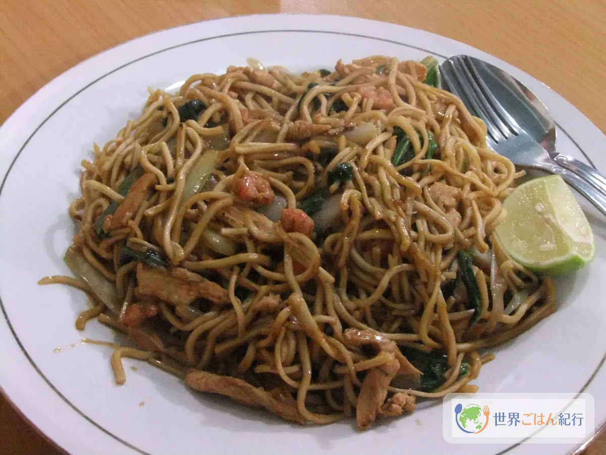 手順5: 麺を入れ、焼きつける（3分）