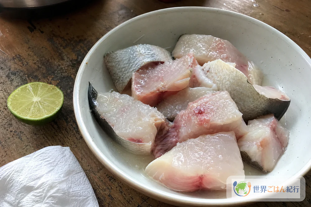 手順1: 魚を塩とライムで整える