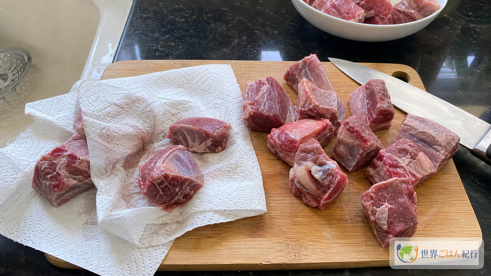 手順1: 牛肉を切り、塩をなじませる