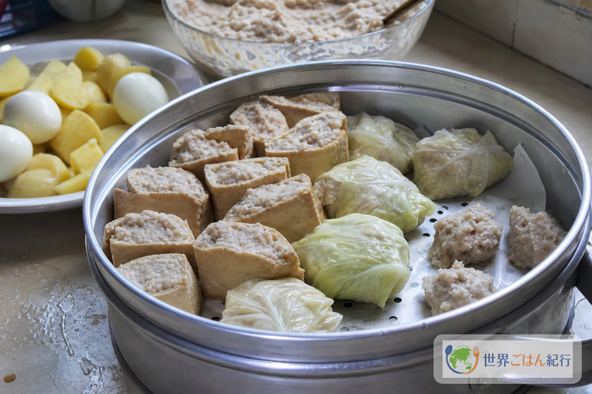 豆腐、キャベツ、魚団子を蒸し器に並べたシオマイの下ごしらえ