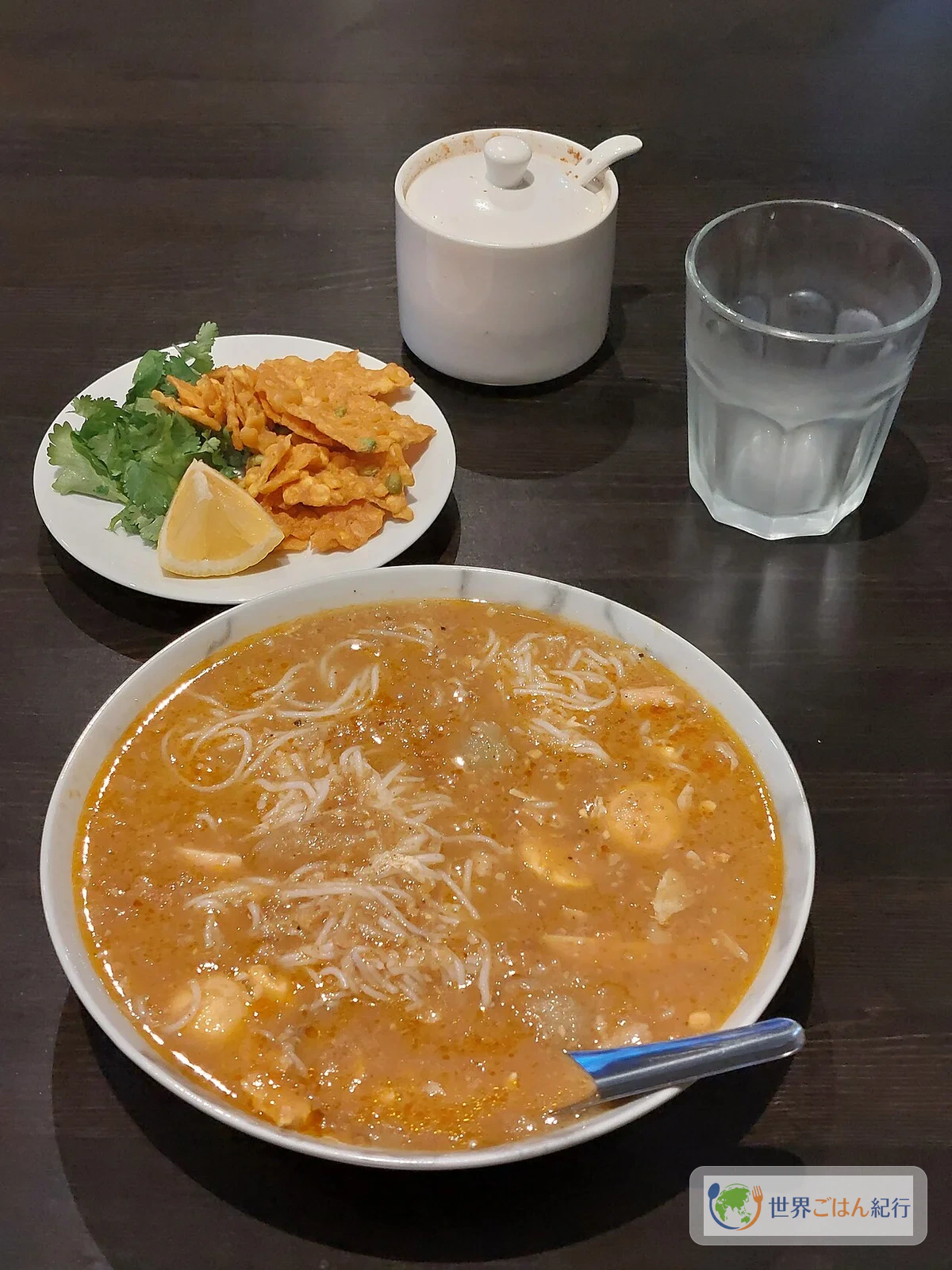 器に盛られたモヒンガーとトッピング