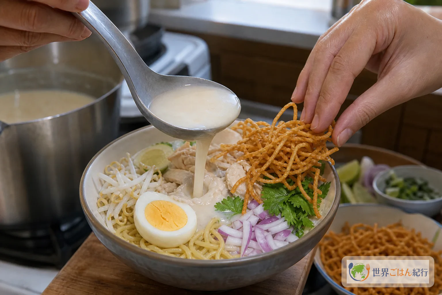 手順5: 麺と揚げ麺を用意し、器で仕上げる