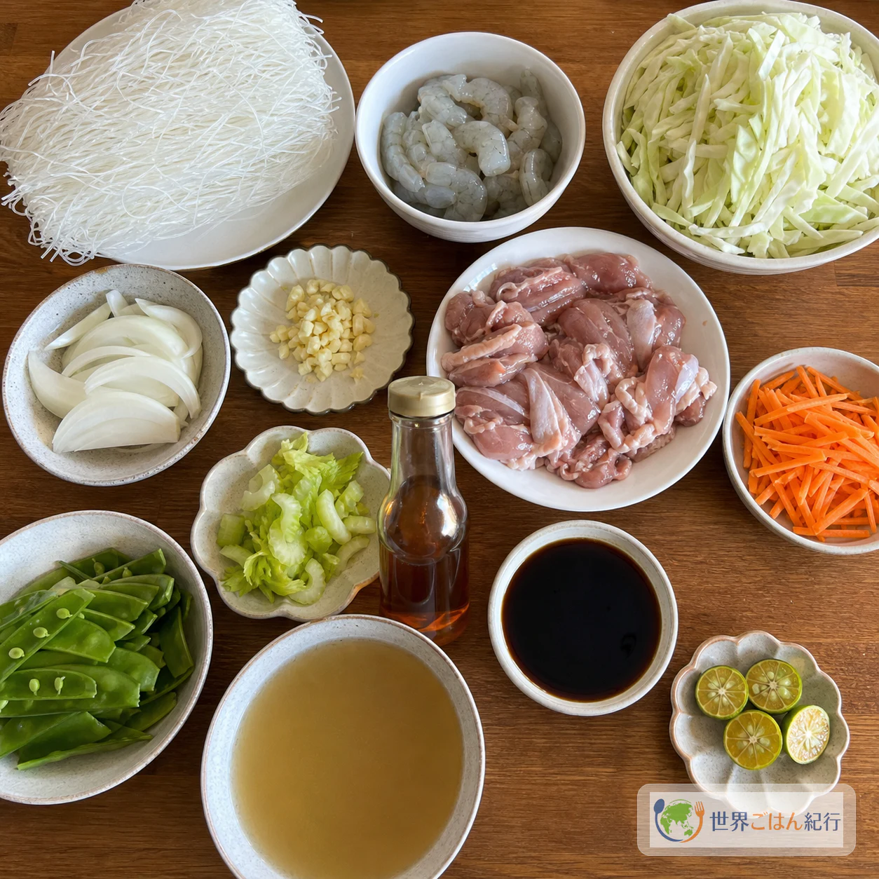 パンシット・ビーフン用のビーフン、えび、鶏肉、野菜、だしを並べた様子