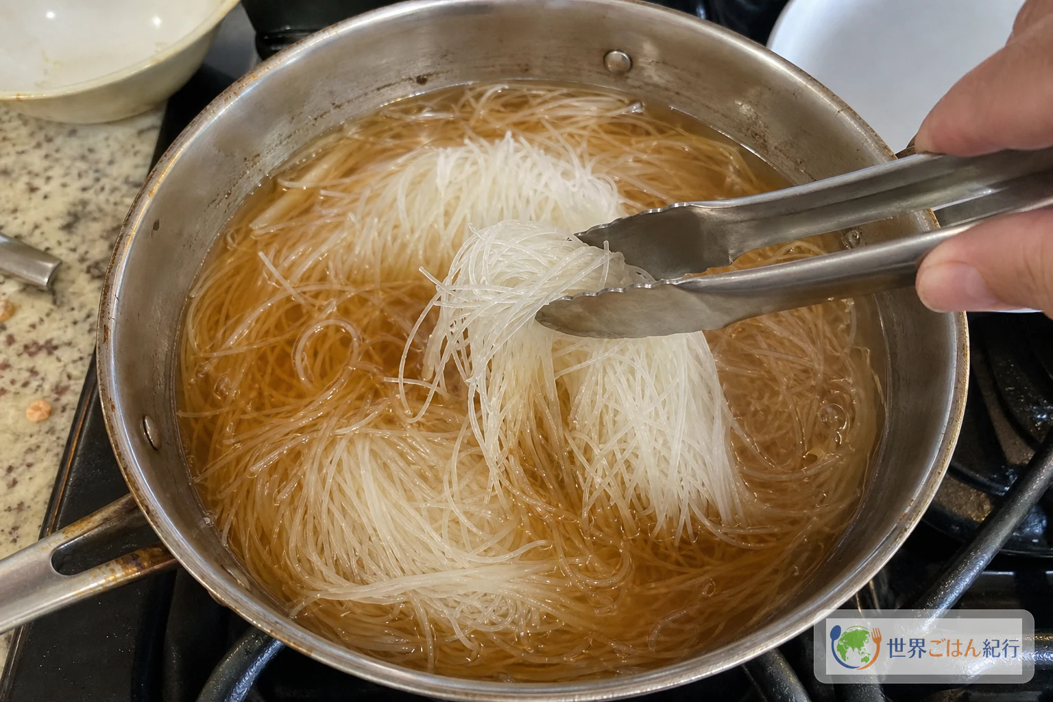 手順1: 麺をだしでほどく