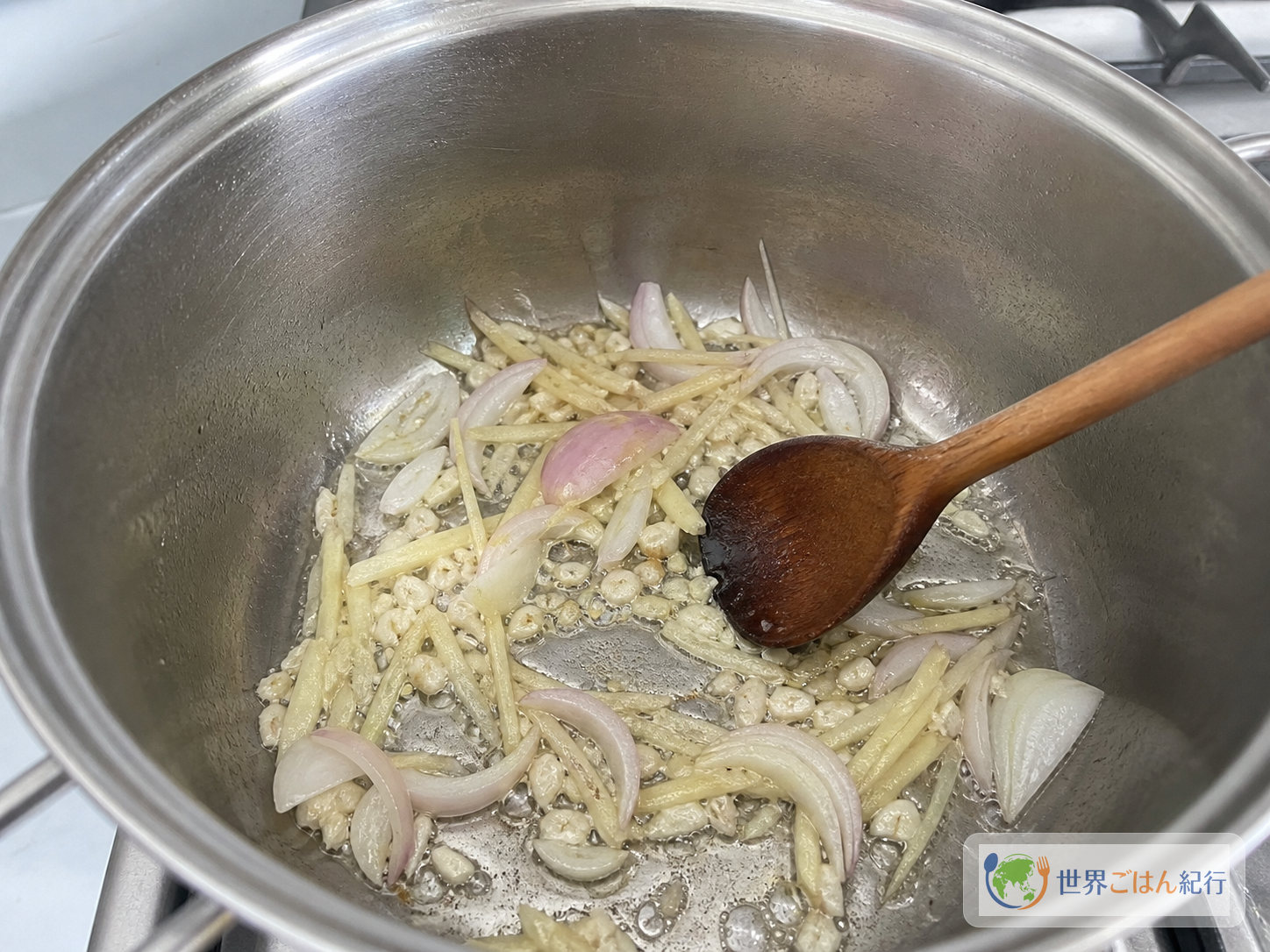 手順2: しょうがと香味野菜を炒める