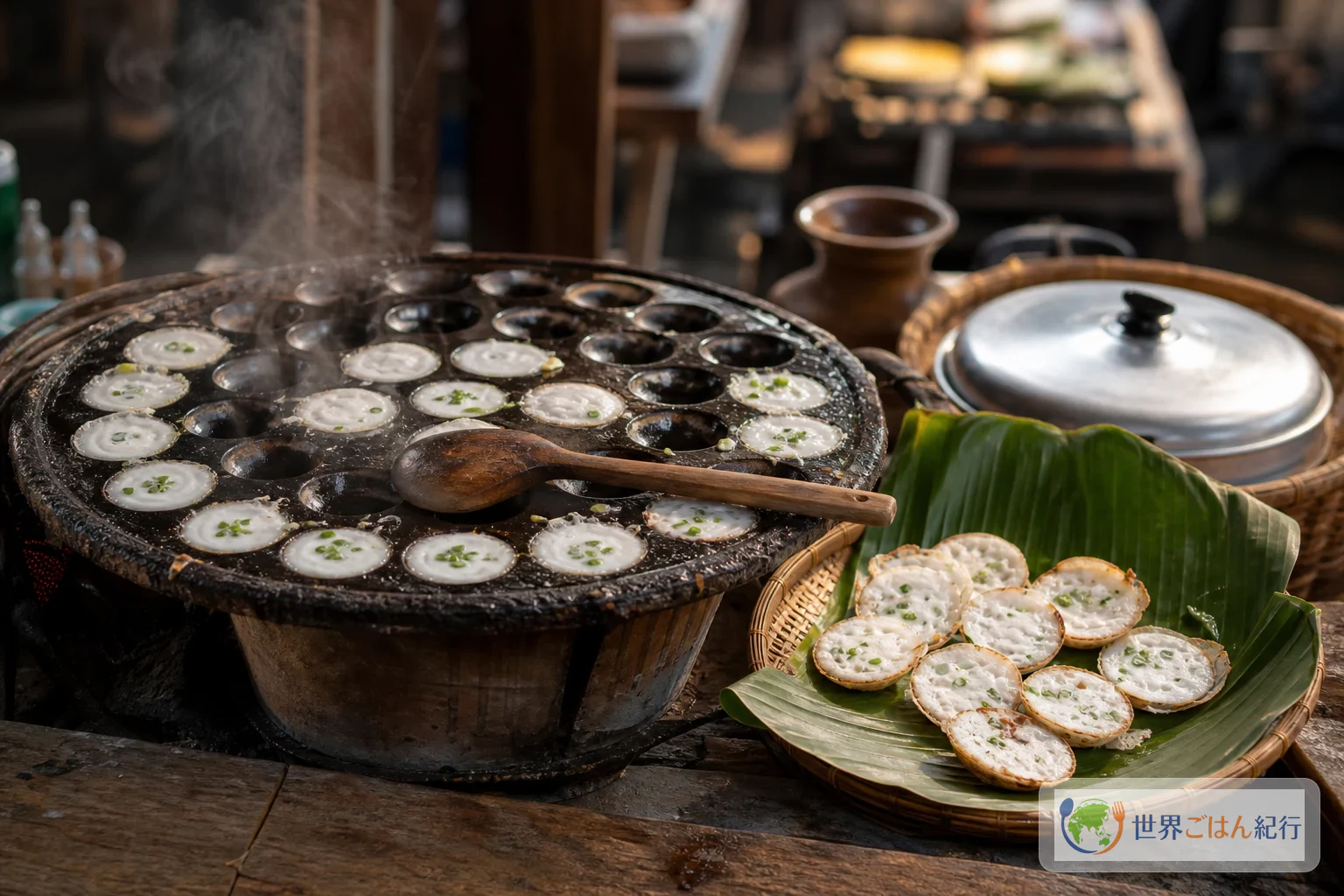 タイの屋台を思わせる木の台に、カノムクロックの鍋と焼きたての菓子を並べた食卓