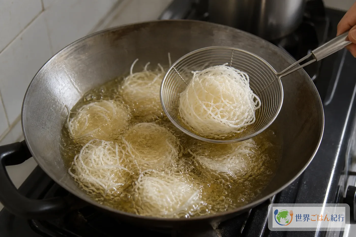手順1: 米麺を少量ずつ揚げる