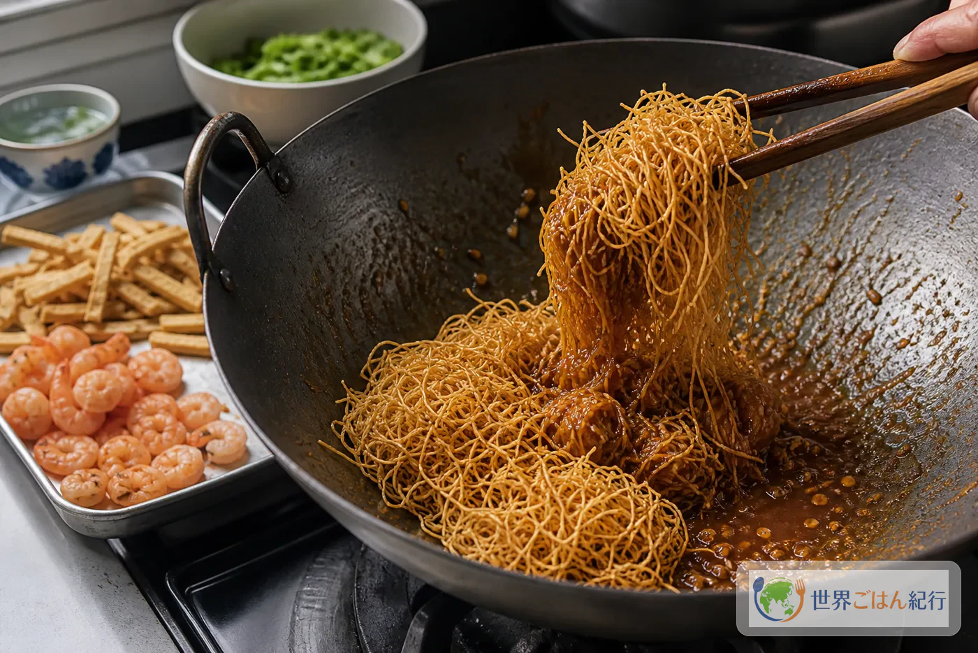 手順4: 揚げ麺にソースを薄く絡める
