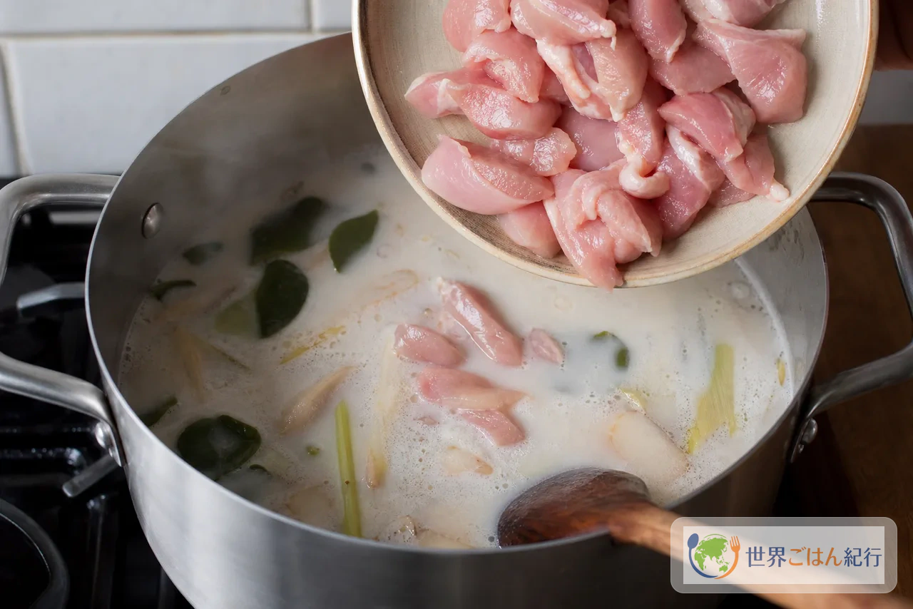 手順3: 鶏肉を入れて火を通す（7分）