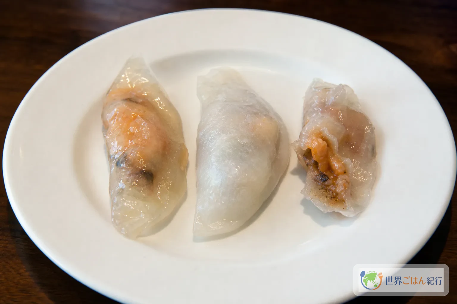 半透明にゆで上がった餃子、白く濁った餃子、皮が裂けた餃子を並べた失敗比較