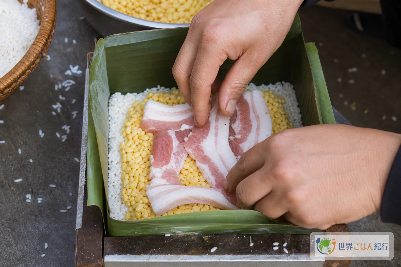 手順4: 米、緑豆、豚肉を層にする