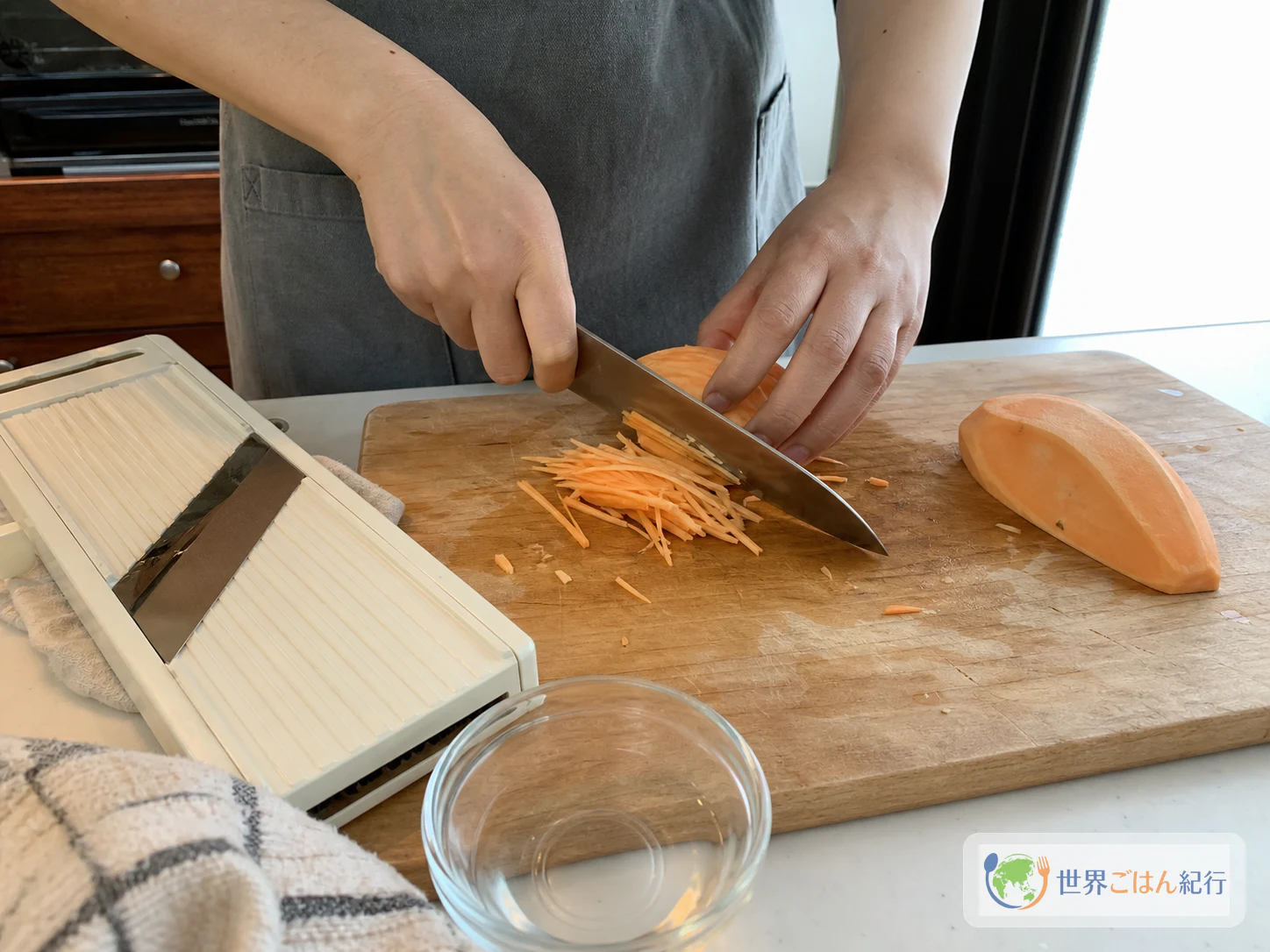 手順1: さつまいもを細く切る